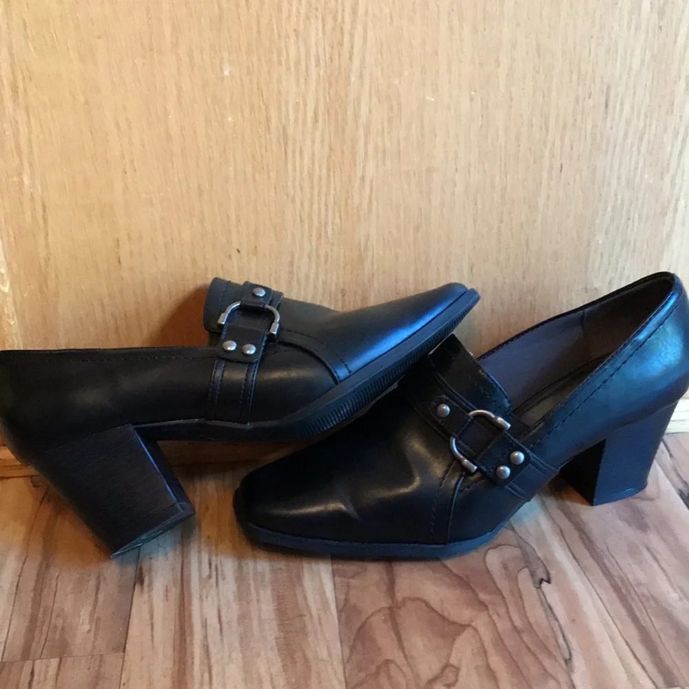 Life Stride Soft Systems black slip on buckle vegan 2.5” heel shootie shoes EUC